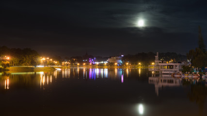 Fototapeta na wymiar city at the lake by night