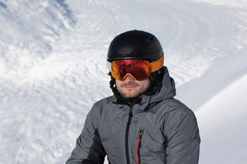Fototapeta na wymiar Junior Skifahrer mit Helm und Brille Portrait