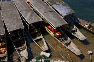 Fototapeta na wymiar Łodzie na rzece Tuo Jiang