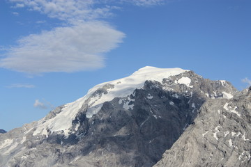 Fototapeta na wymiar montagnes des Alpes italiennes