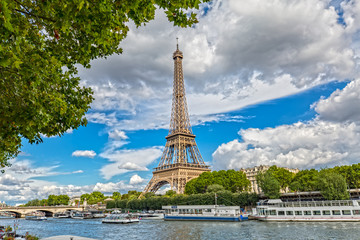 Fototapeta na wymiar View over the Eiffel Tower in Paris