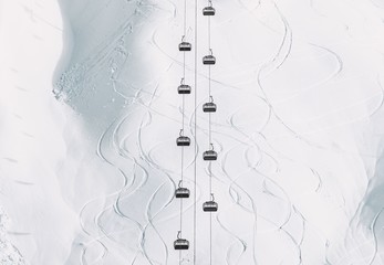 Zimowy krajobraz minimalny styl Kolejka linowa Kabiny i zaśnieżony widok na góry geometryczna symetria tło prosta konstrukcja linie i krzywe wakacje w ośrodku narciarskim - 241700594