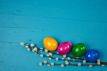 Bunte Eier auf blauem Hintergrund