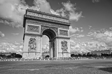Fototapeta na wymiar Arc de Triomphe on the Champs Elysees in Paris