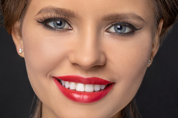Naklejka premium close-up portrait of a beautiful smiling girl. the girl smiles a beautiful smile and shows snow-white straight teeth.