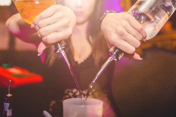 Vita notturna. Locale discoteca che fa festa con musica e cocktails 