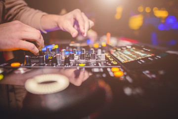 Console di un DJ che suona in un locale notturno 
