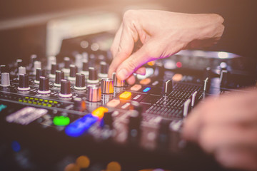 Console di un DJ che suona in un locale notturno 