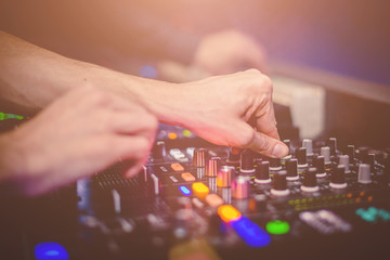 Console di un DJ che suona in un locale notturno 