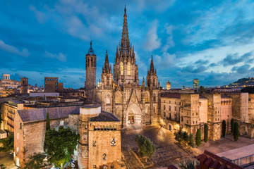 Horizon de nuit de Barcelone avec la cathédrale gothique, Espagne