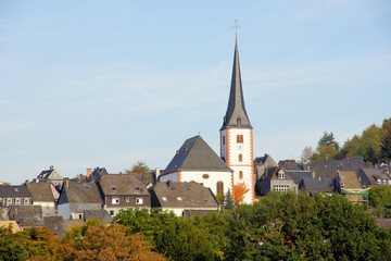 Fototapeta na wymiar Enkirch an der Mosel gesehen von dem Dorf Kövenig gegenüber 