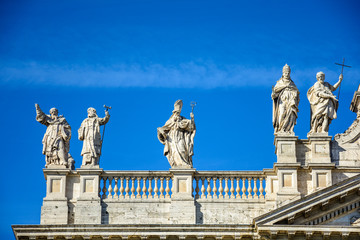 Obraz premium Fragment of the balustrade of the Cathedral of St. John the Baptist on the Lateran Hill in Rome