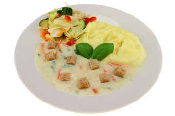 Lachsgeschnetzeltes mit Gemüsesoße und Kartoffelpüree dazu frischer Mixsalat