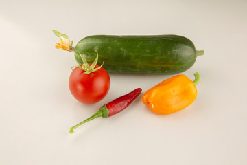 Fototapeta na wymiar Tomate, Pfefferone, Gurke u. Chilli