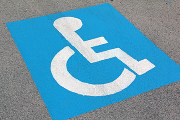 Markierung Rollstuhl auf Straße
