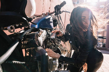 Plakat Woman who revises motorcycle in the street