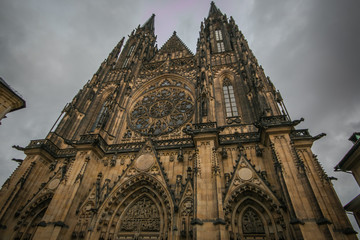 Fototapeta na wymiar Facciata della cattedrale di San Vito nel castello di Praga