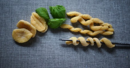 handgemachte nudeln,food, pasta, tortellini, meal, italian, macaroni, snack, closeup, ravioli, isolated, cooking, cuisine, meat, pelmeni, healthy, eat, white, lunch