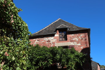 Fototapeta na wymiar Nouvelle-Aquitaine - Limousin - Corrèze - Collonges-la-Rouge et ses toits typiques