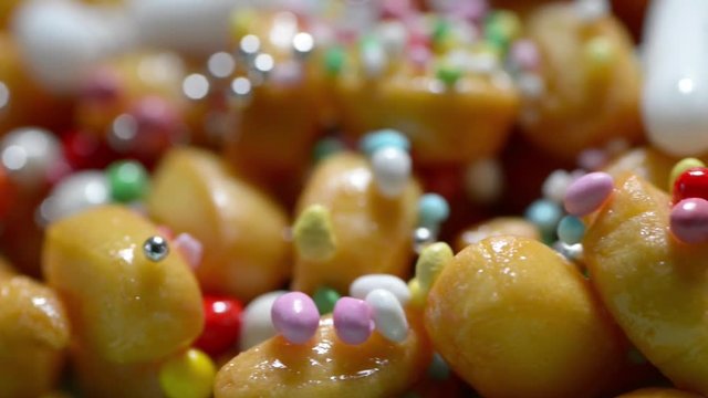 Struffoli dolce della Cucina Meridionale Italiana tipici del periodo Natalizio