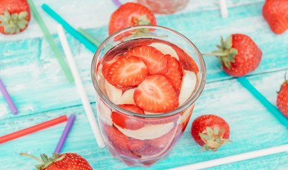 detox smoothies with strawberries and banana