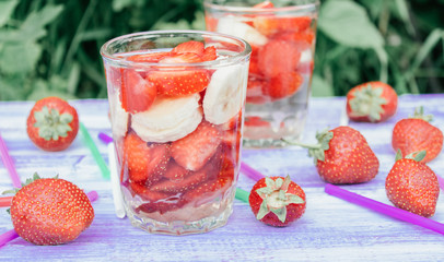 detox smoothies with strawberries and banana