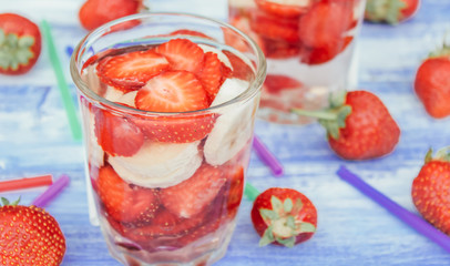 detox smoothies with strawberries and banana