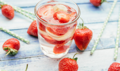 detox smoothies with strawberries and banana