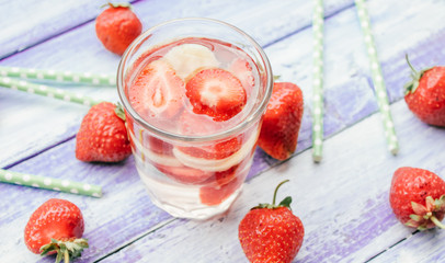 detox smoothies with strawberries and banana