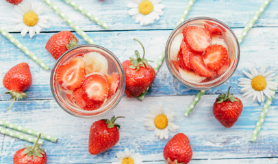 detox smoothies with strawberries and banana