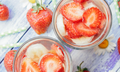 detox smoothies with strawberries and banana
