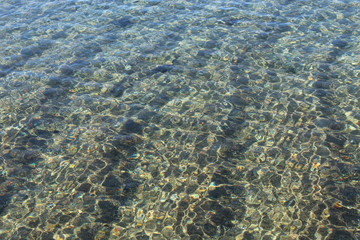 mare calmo trasparente con sabbia visibile