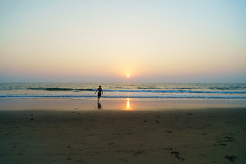 Obraz premium silhouette of a man on the beach at sunset