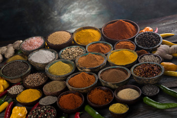 Obraz na płótnie Canvas Aromatic spices on wooden background