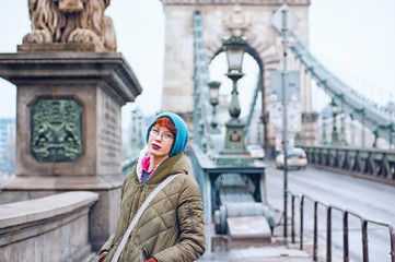 Fototapeta na wymiar Women on the Chain bridge in Budapest