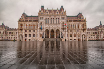 Fototapeta na wymiar Square and the building of the Hungarian Parliament in Budapest