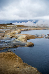 Sources d'eau chaude sulfureuse dans le nord de l'Islande