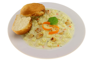 Bergische Kartoffelsuppe mit Hähnchenwürfeln dazu Steinofenbrötchen.jpg