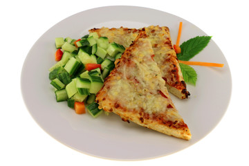 Pizza Margherita mit Tomatensoße dazu Gurkensalat mit Paprika