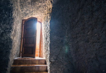 bodega de piedra dentro de la montaña