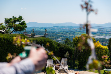 gozando de las vistas desde la terraza con una taza de café 