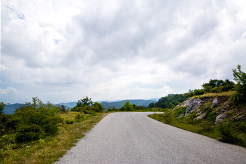 Naklejka premium Roads in the mountains, heavy sky.
