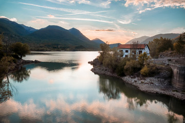 Fototapeta premium Tramonto sul lago di Barrea