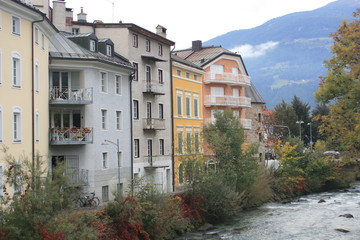 Fototapeta na wymiar Häuser in Bruneck