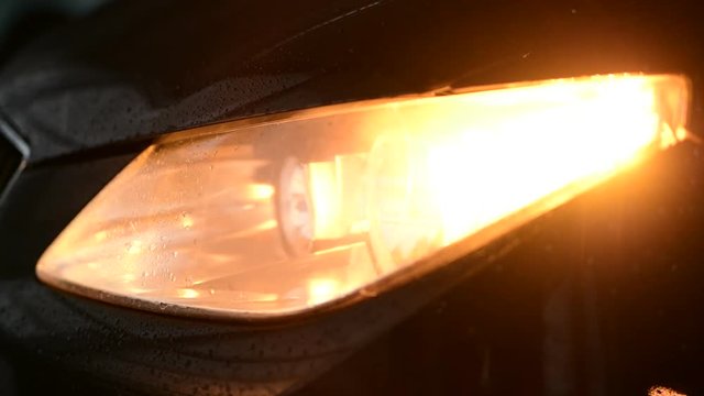 Blinker vorn im Scheinwerfer eines Autos