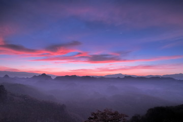 Obraz premium sunrise at Ban Ja Bo, mountain view misty morning above hill tribes village and top mountain around with sea of mist with colorful vivid sky background, Ban jabo village, Mae Hong Son, Thailand.