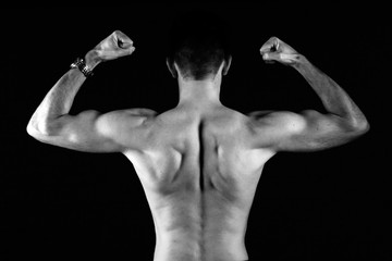 Selbstbewusster junger muskulöser Mann Oberkörper frei