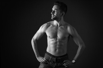 Fototapeta na wymiar Selbstbewusster junger muskulöser Mann Oberkörper frei