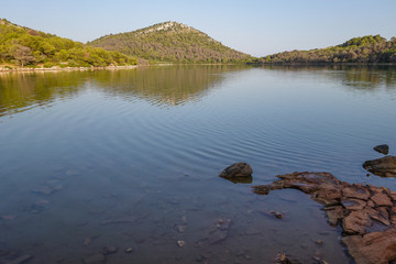 Jezero Mir, Binnenseeauf den Kornaten in Kroatieb