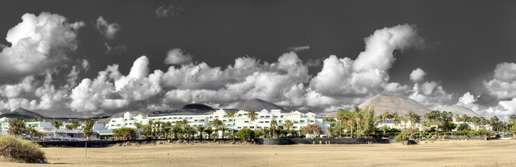 Panorama Lanzarote Strand Wolken Gebirge